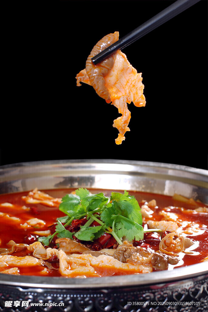 美味涮肉鍋中撈起瞬間