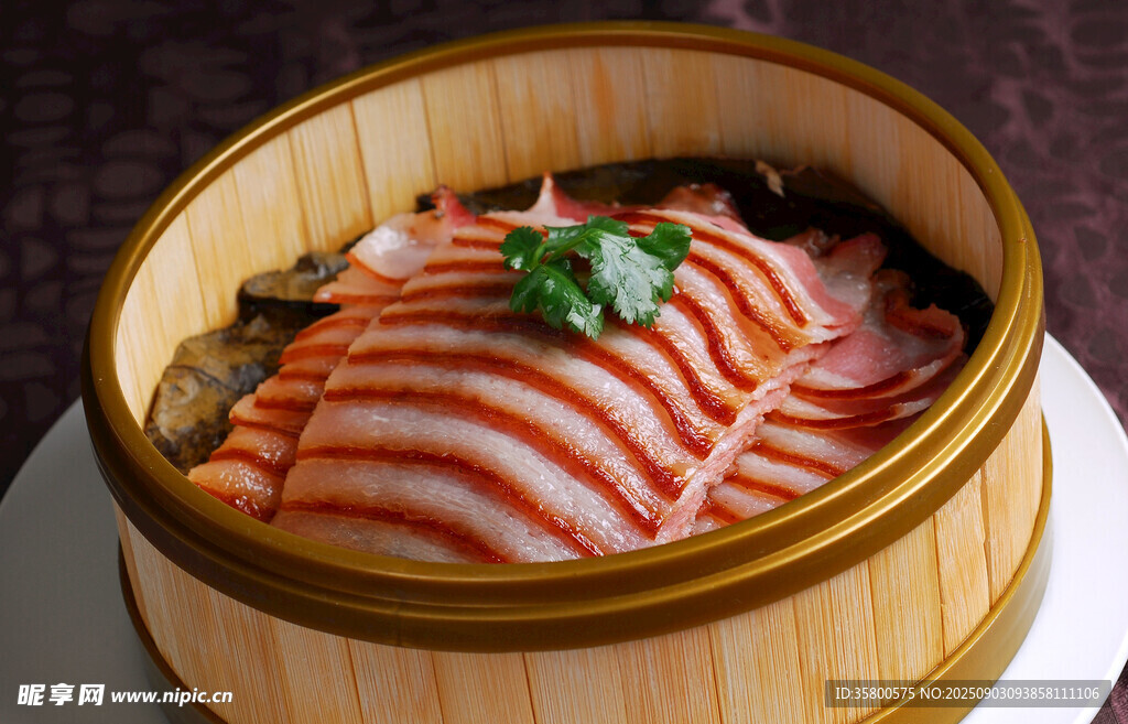 竹籠里的美味五花肉
