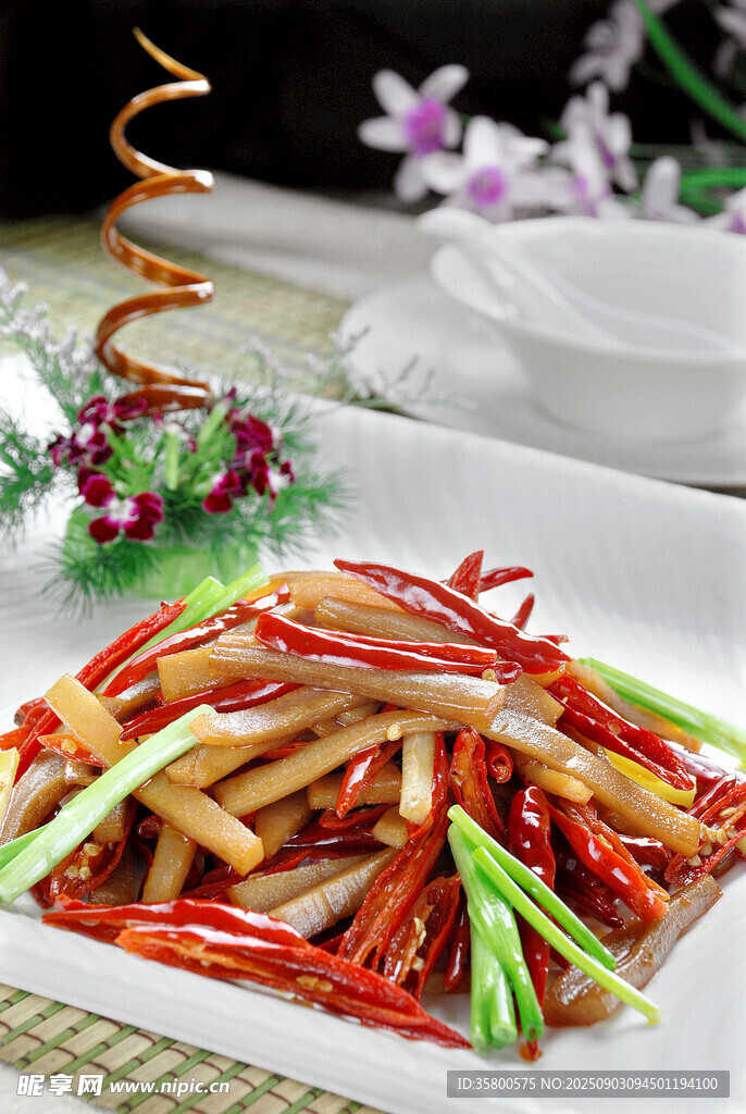 彩絲炒菌菇