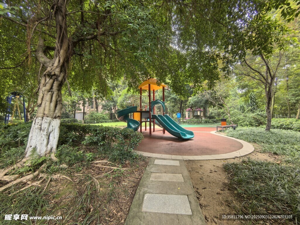 公園中的兒童游樂(lè)設(shè)施景觀