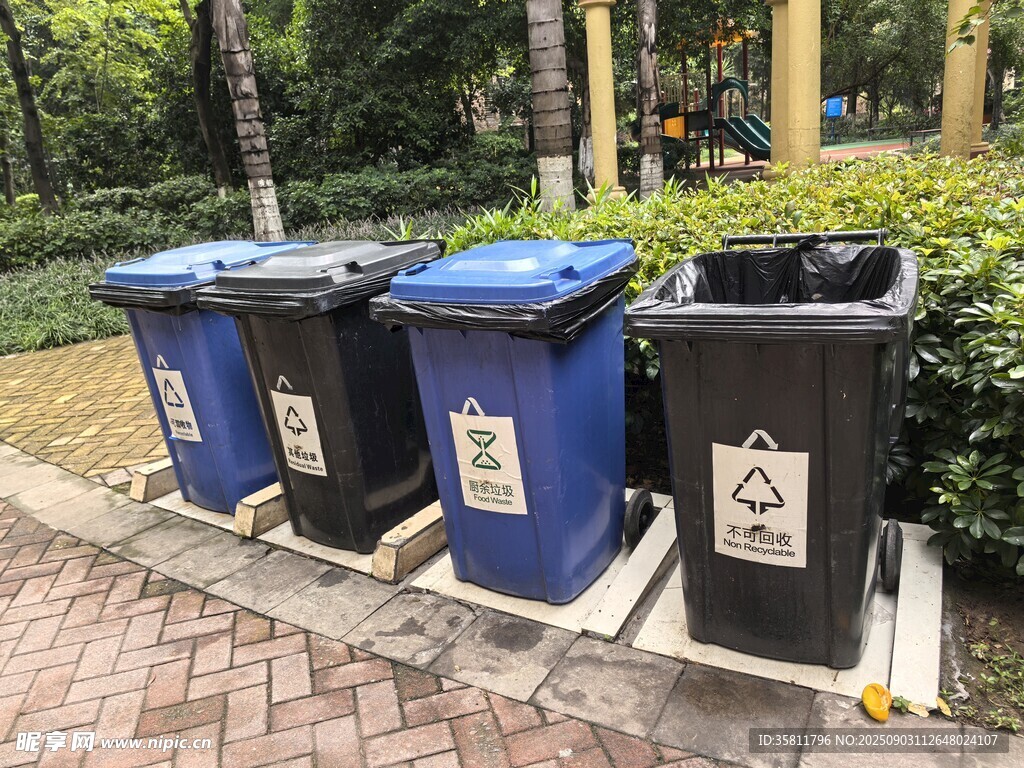 戶外分類垃圾桶整齊排列