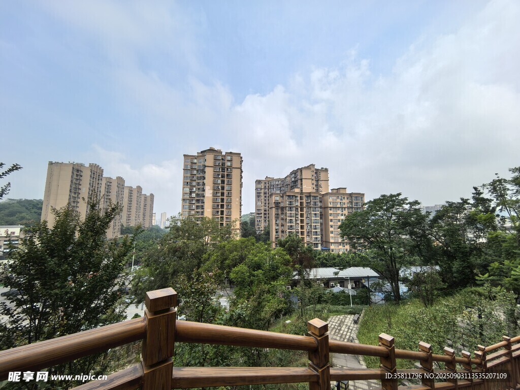 城市景觀中的木質(zhì)圍欄風(fēng)景