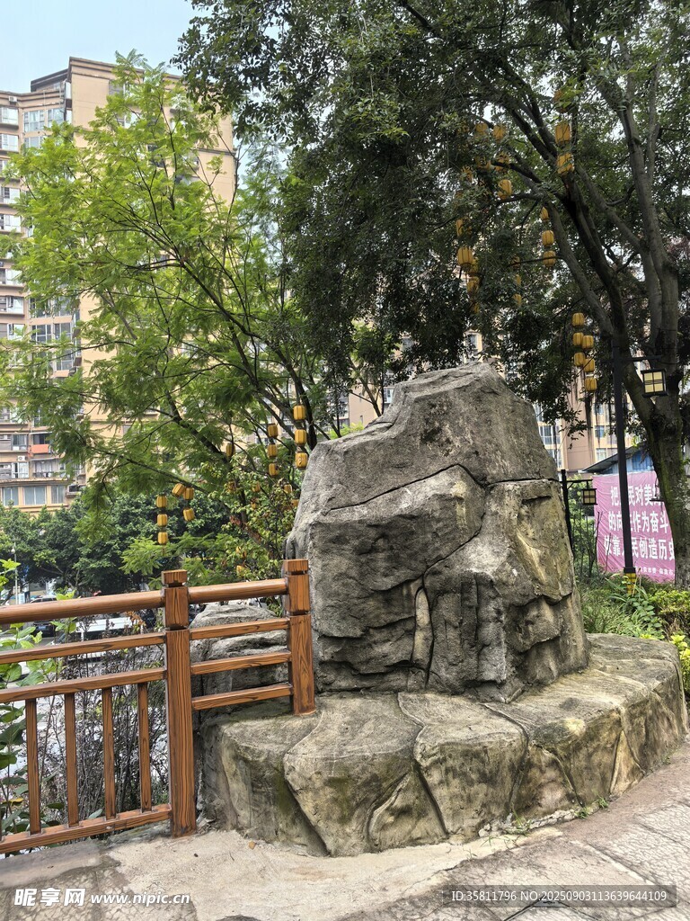 戶外園林景觀中的奇特巖石