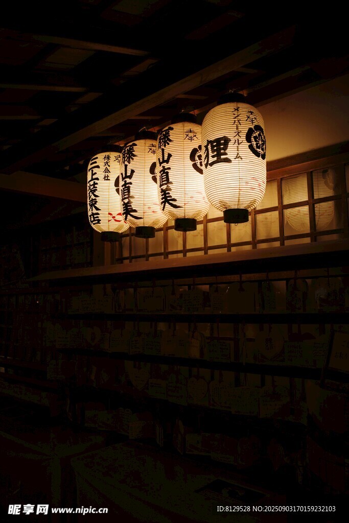 日式店內(nèi)懸掛的特色燈籠