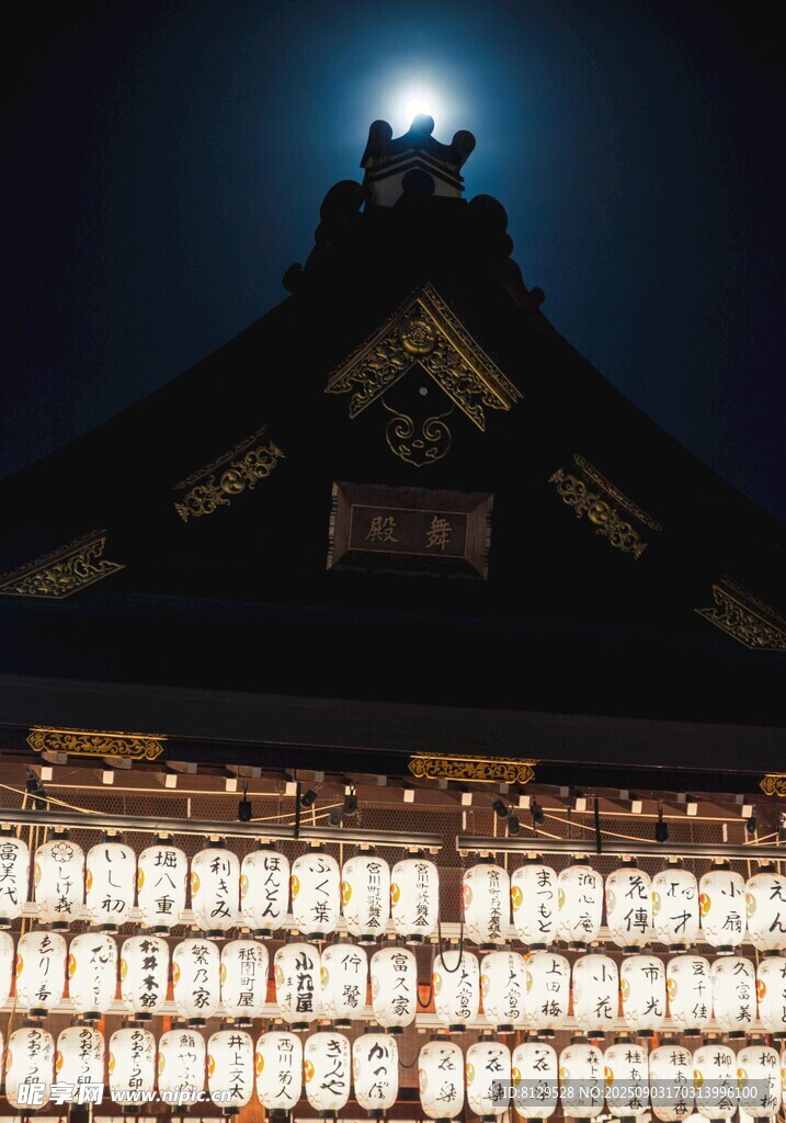 月夜下的日式建筑與燈籠
