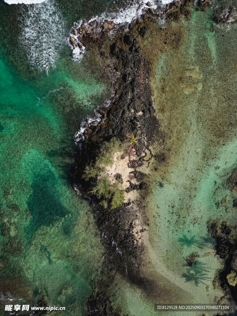 俯瞰翠綠清澈的海島海域