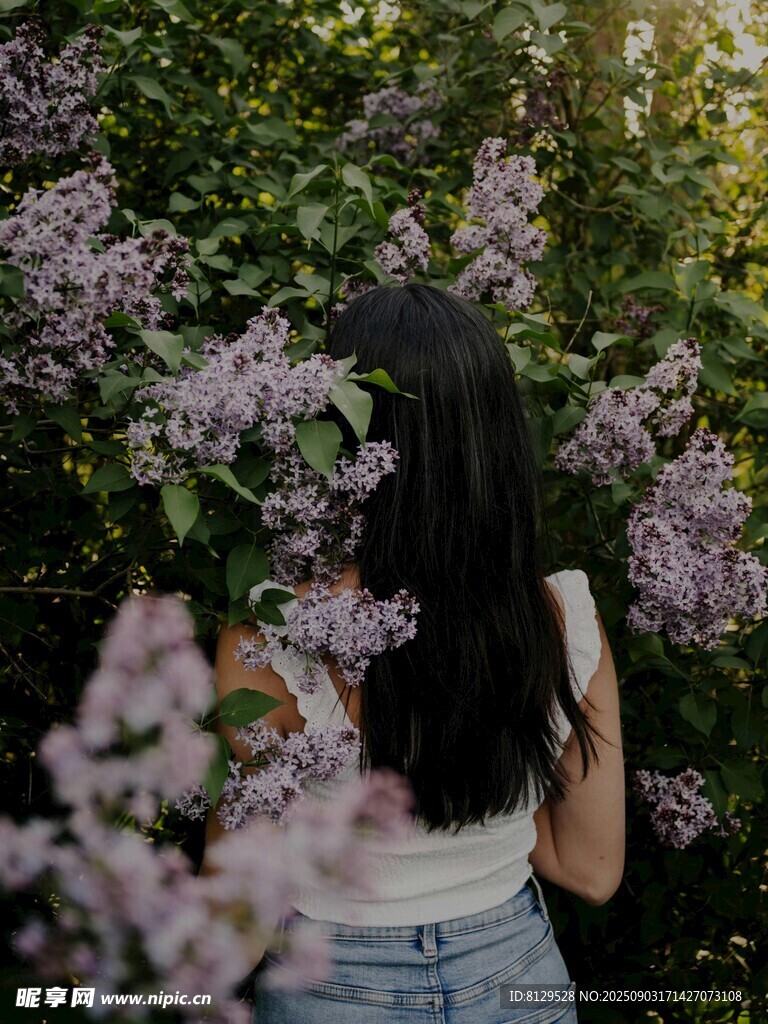 女孩置身爛漫紫花叢中