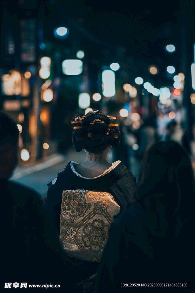 夜晚街頭背影的神秘瞬間