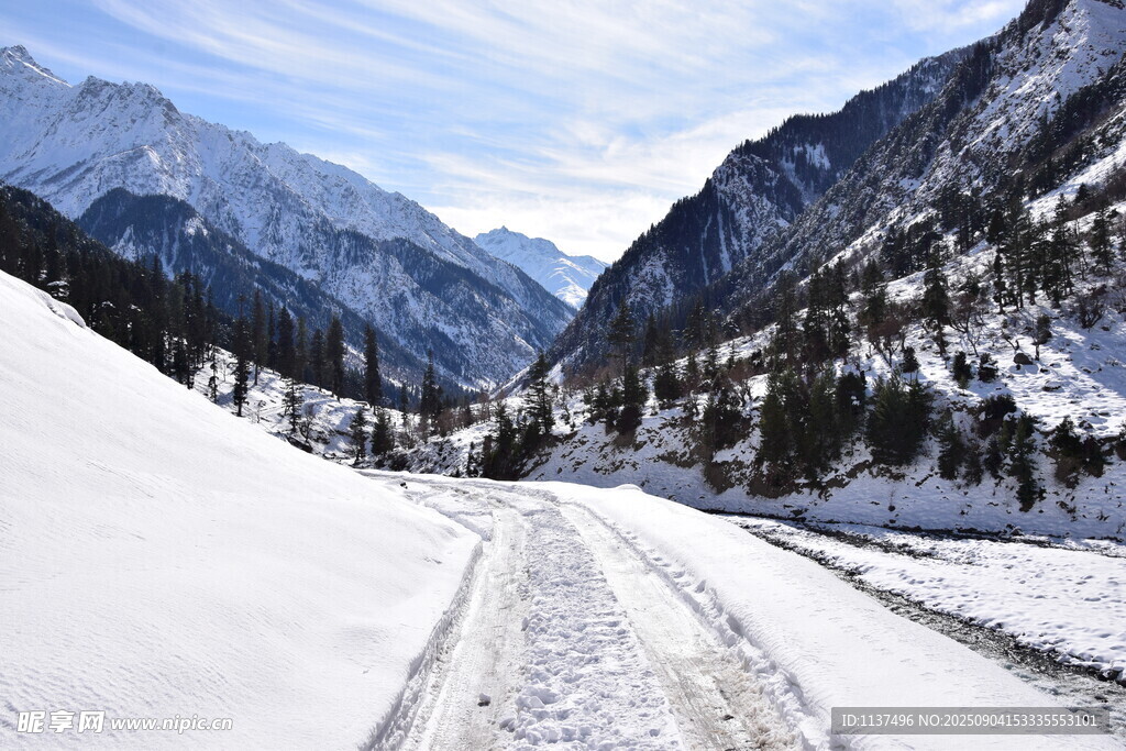 雪山間的冰雪覆蓋道路