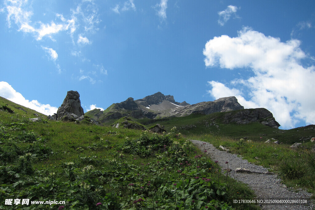 山間小徑通往秀麗山巒