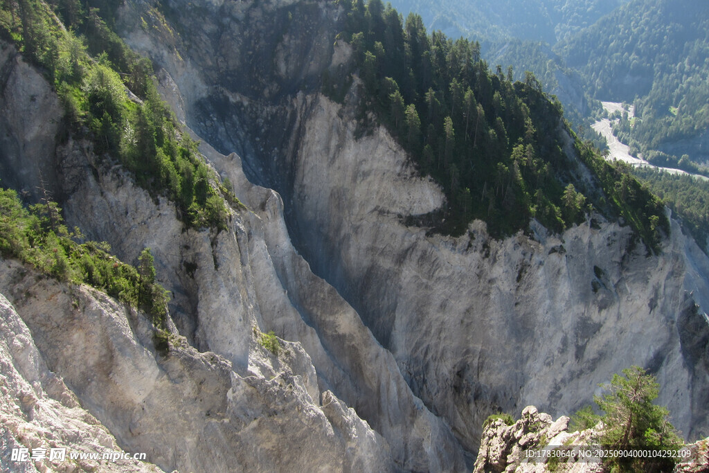 壯麗險峻的山間峽谷景觀