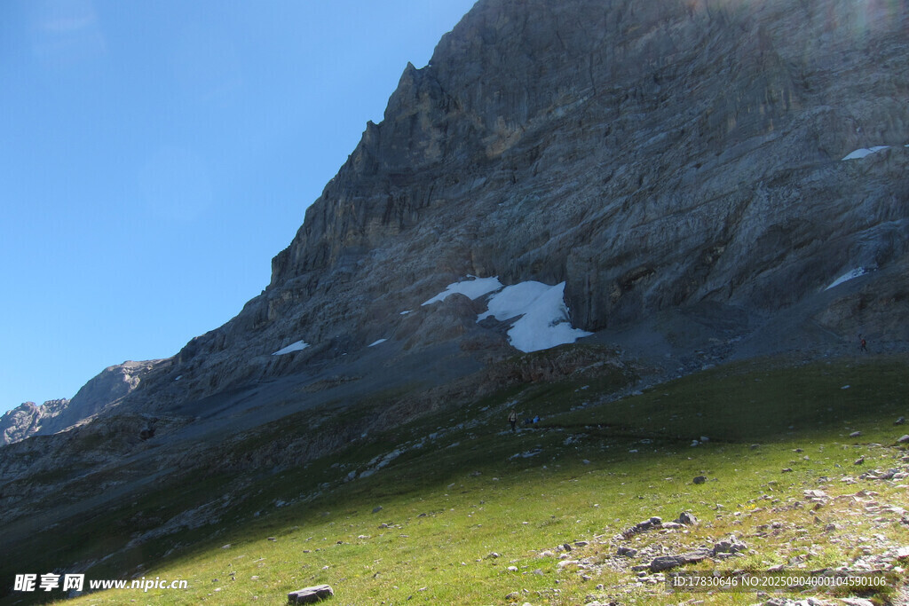 高山草地間的壯美風光
