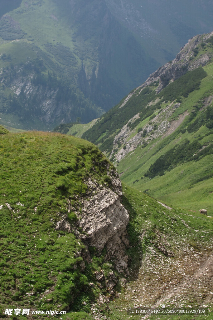 山間綠意盎然的陡峭崖壁