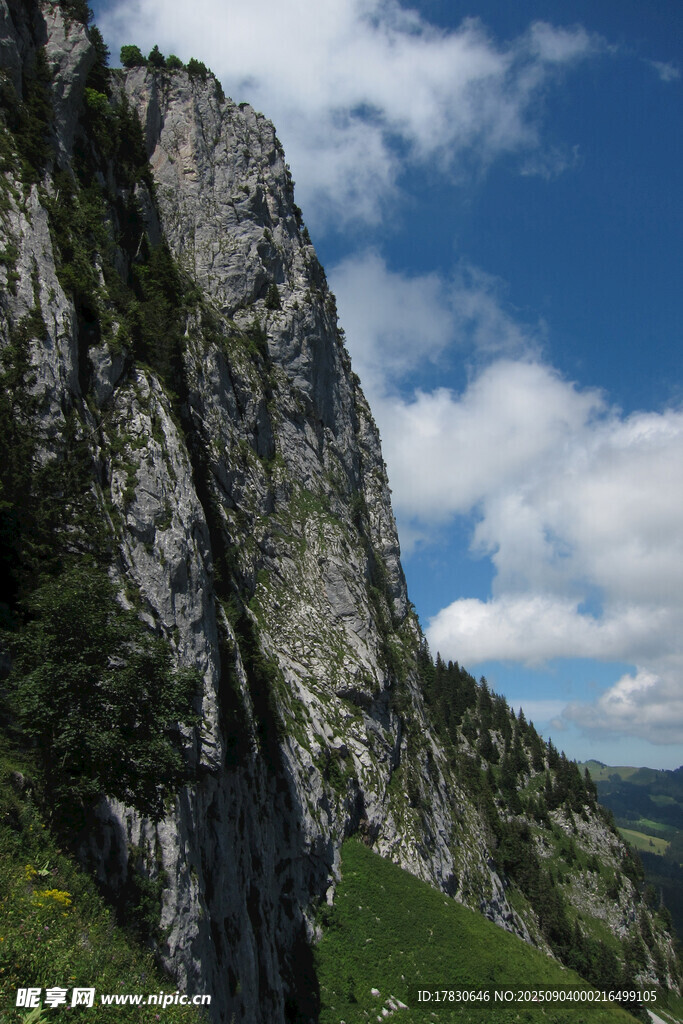 陡峭山峰與藍(lán)天白云美景