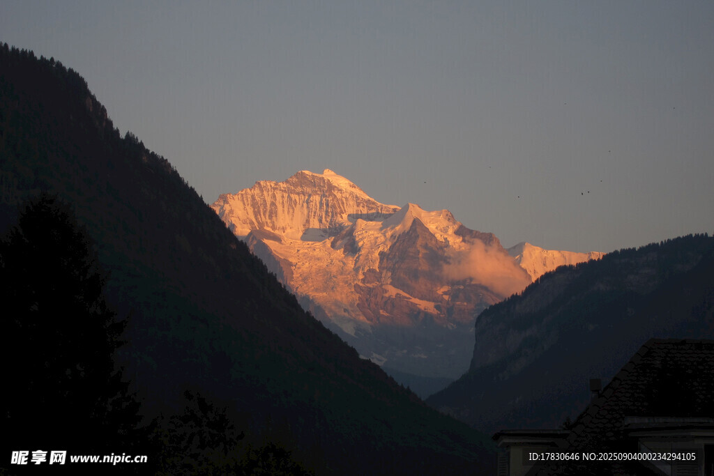 夕陽下的壯麗雪山美景