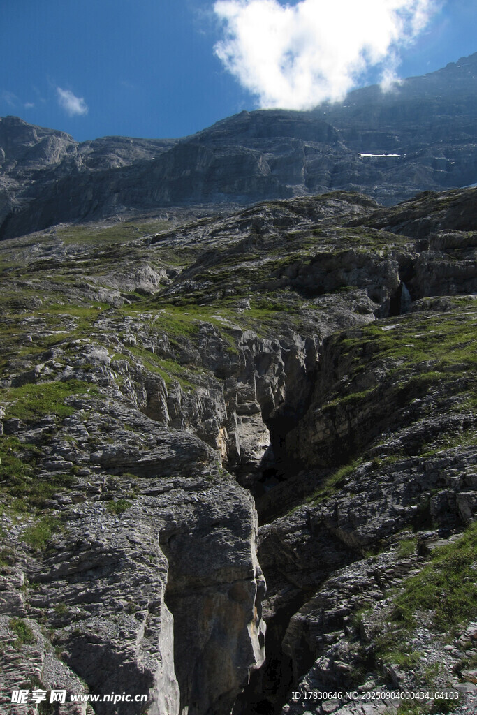 山間深邃峽谷景觀