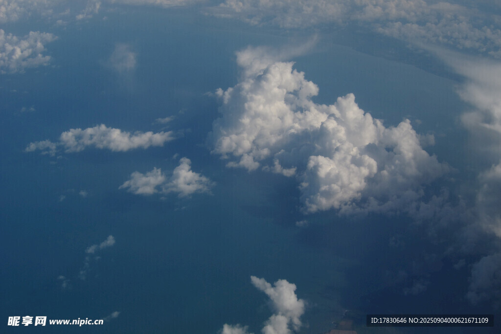 高空俯瞰海上白云景觀