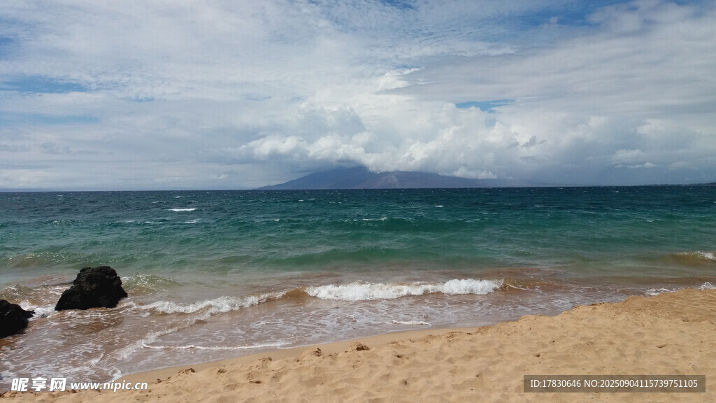美麗海濱沙灘與遠(yuǎn)處山巒