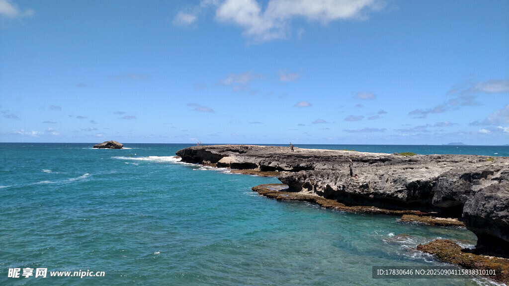 海邊礁石與蔚藍大海