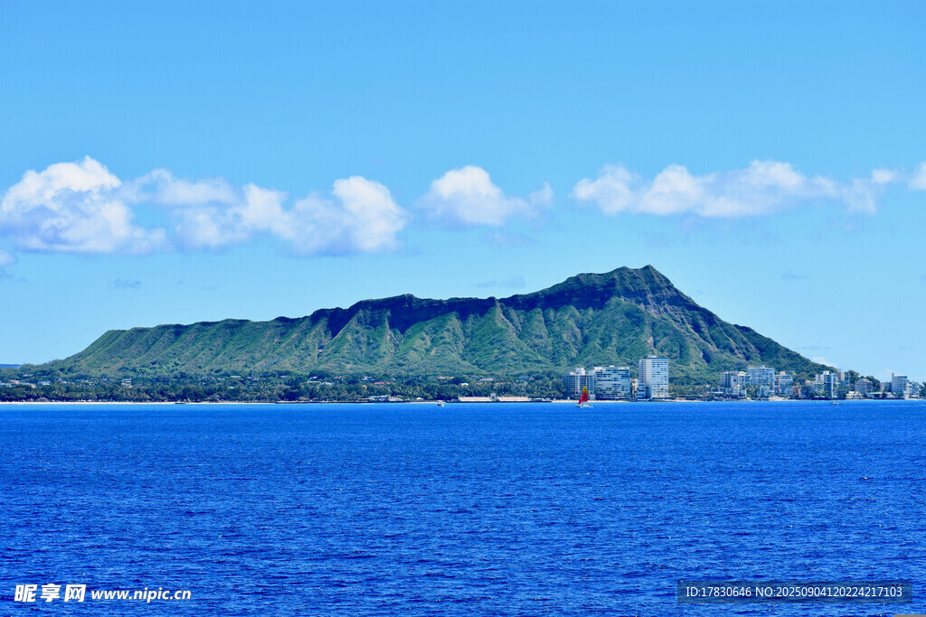 藍(lán)色海洋中的翠綠孤島