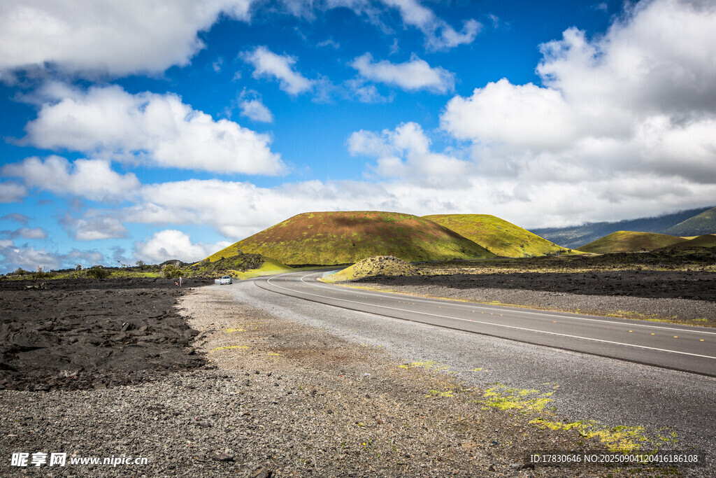 曠野中的公路美景
