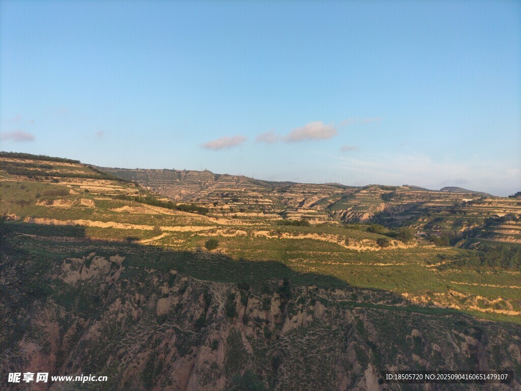 壯麗山巒藍(lán)天美景