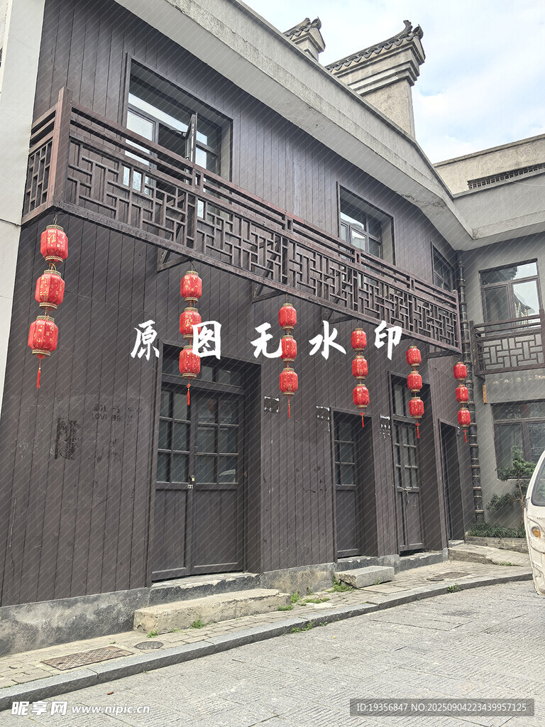 中式古建掛紅燈籠的街