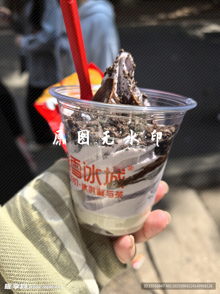 手持透明杯裝美味冰淇淋