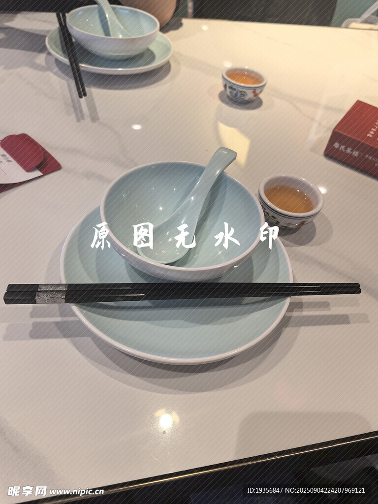 中式餐具擺放在餐桌上