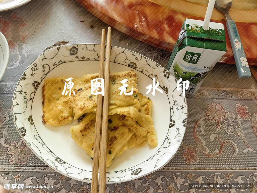 一碗美味蒸蛋配筷子