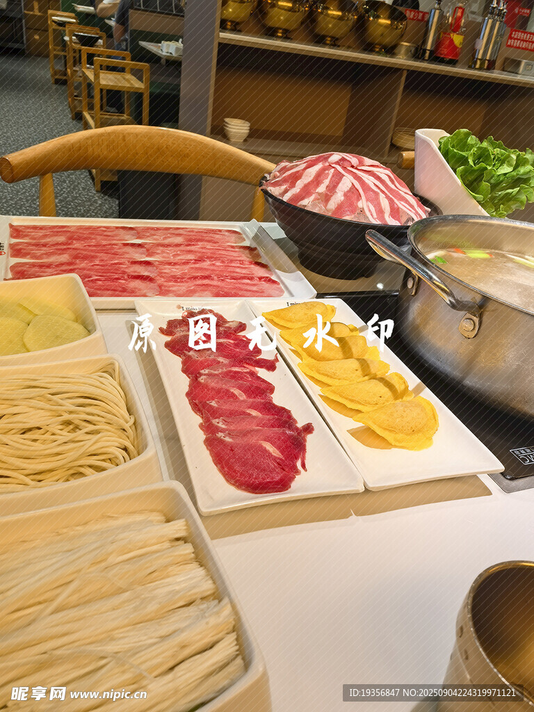 豐富多樣的火鍋食材陳列