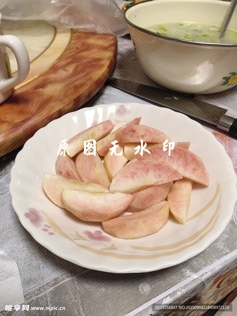 盤中切好的新鮮水蜜桃
