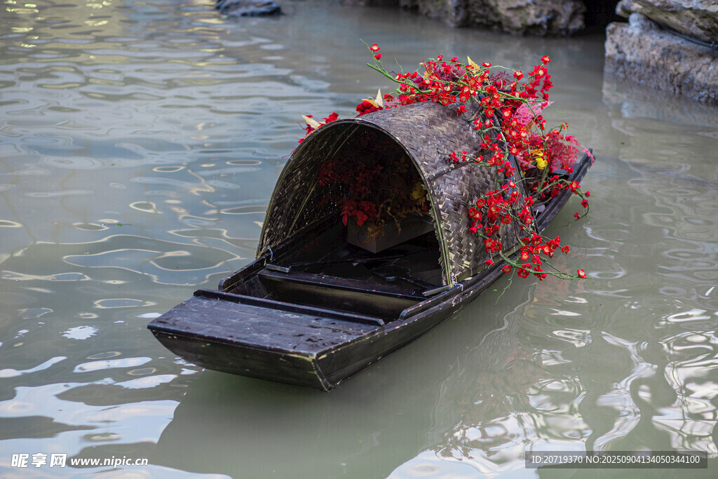 水鄉(xiāng)花飾烏篷船