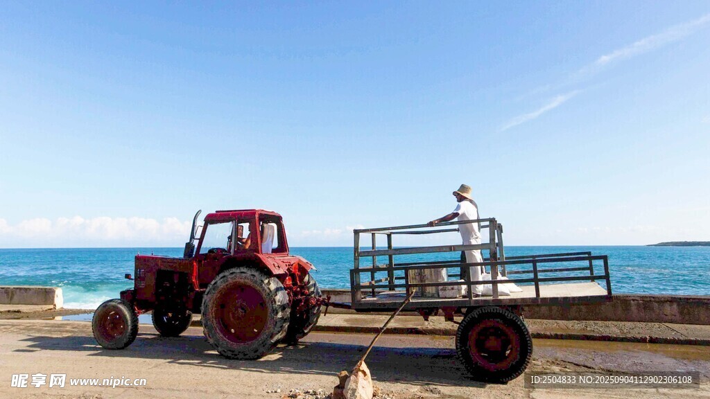 海邊的紅色拖 機(jī)與拖車(chē)