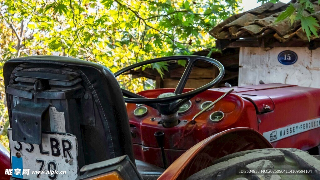 復古敞篷車 林間愜意時光