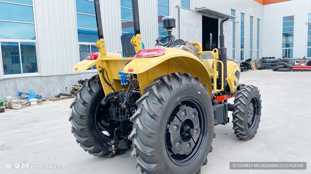 黃色大型拖 機(jī)停在戶外