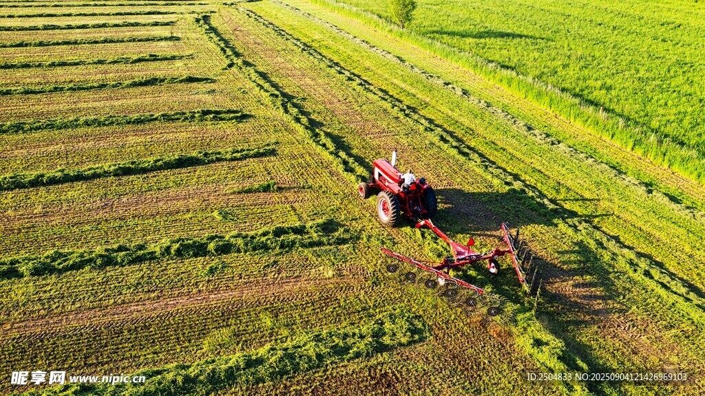 農(nóng)田中作業(yè)的紅色農(nóng)機(jī)具
