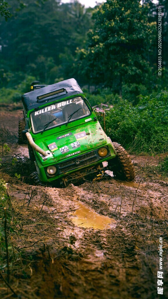 綠色越野車馳騁泥濘之路