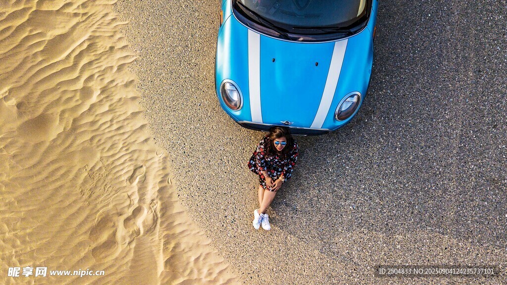 漠中女子與藍(lán)色汽車