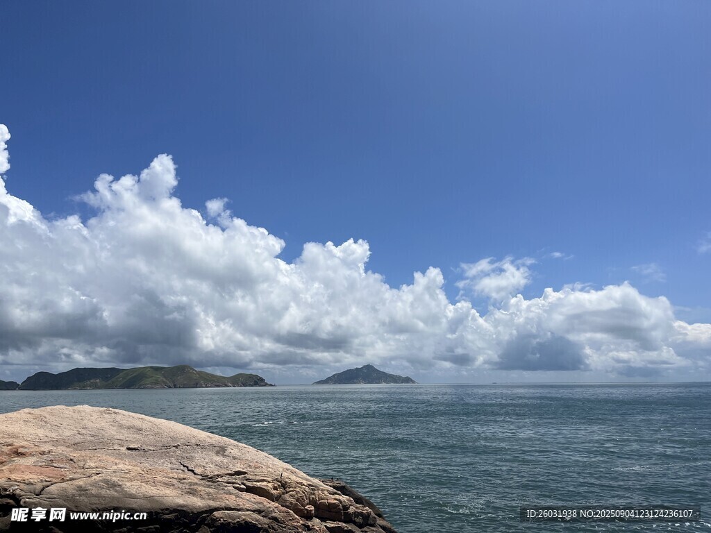 海邊巨石
