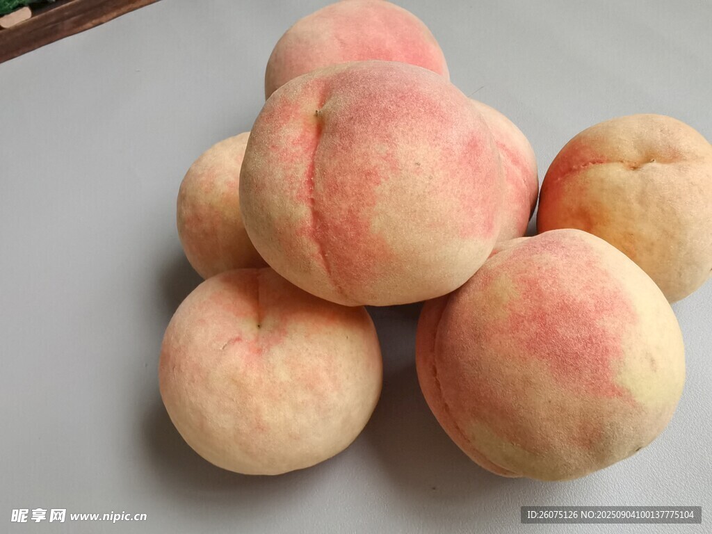 新鮮粉嫩水蜜桃堆疊
