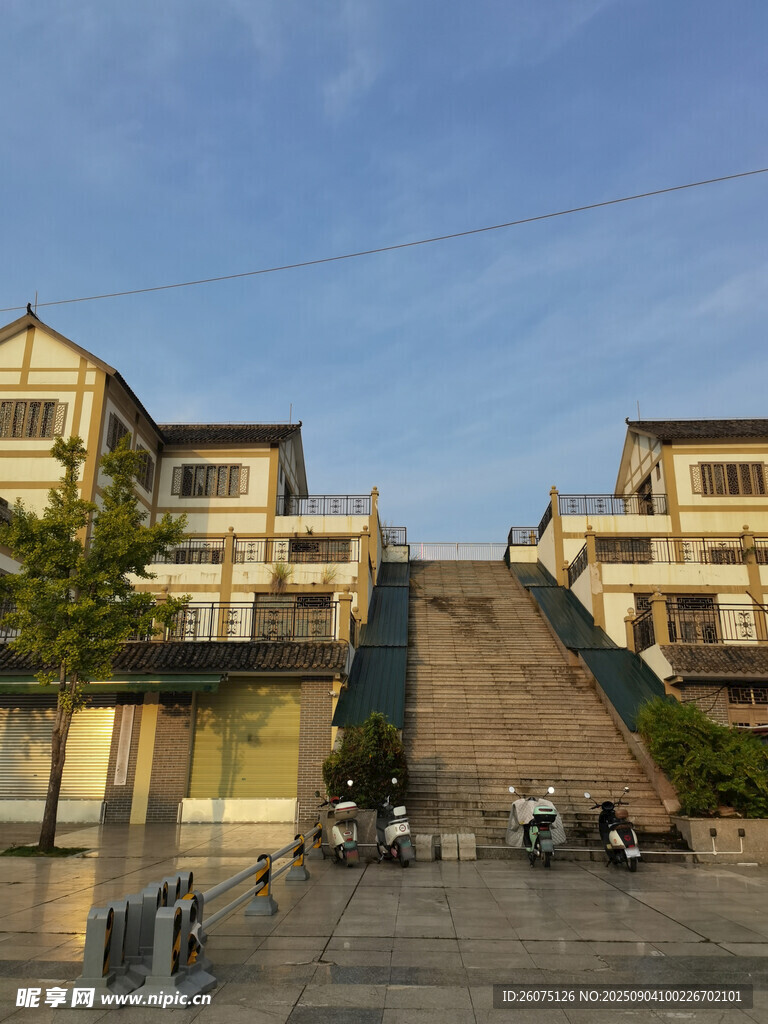 古樸階梯旁的特色建筑群