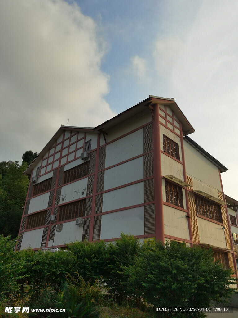 古樸多層建筑旁綠意盎然