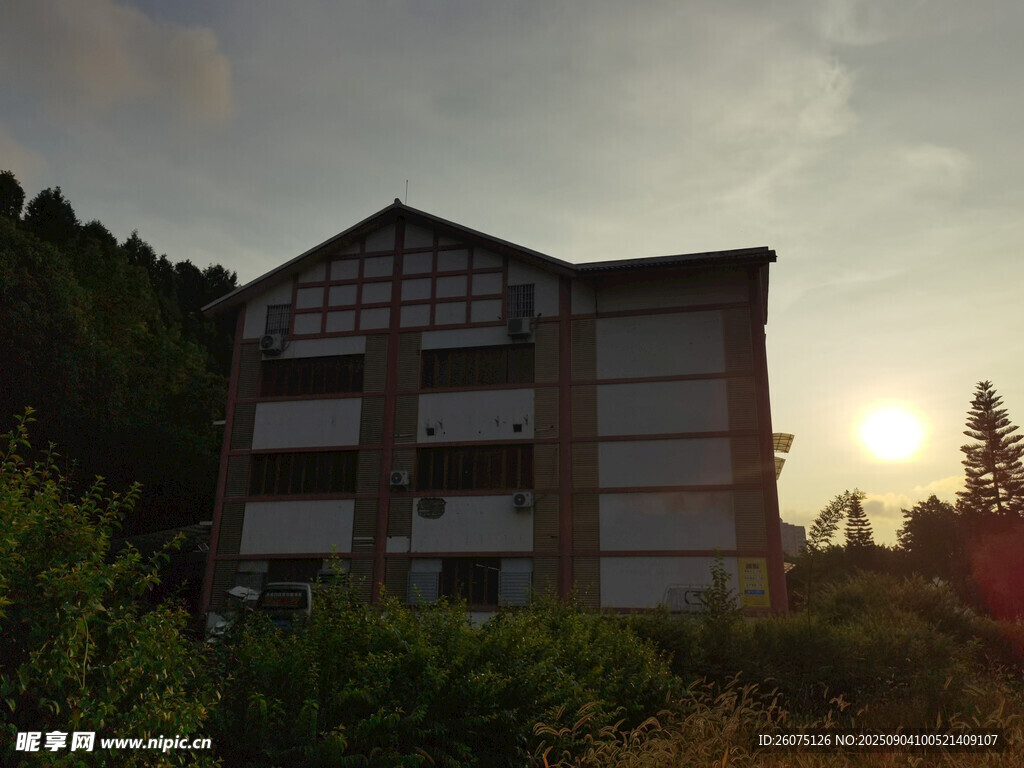 夕陽下的多層建筑