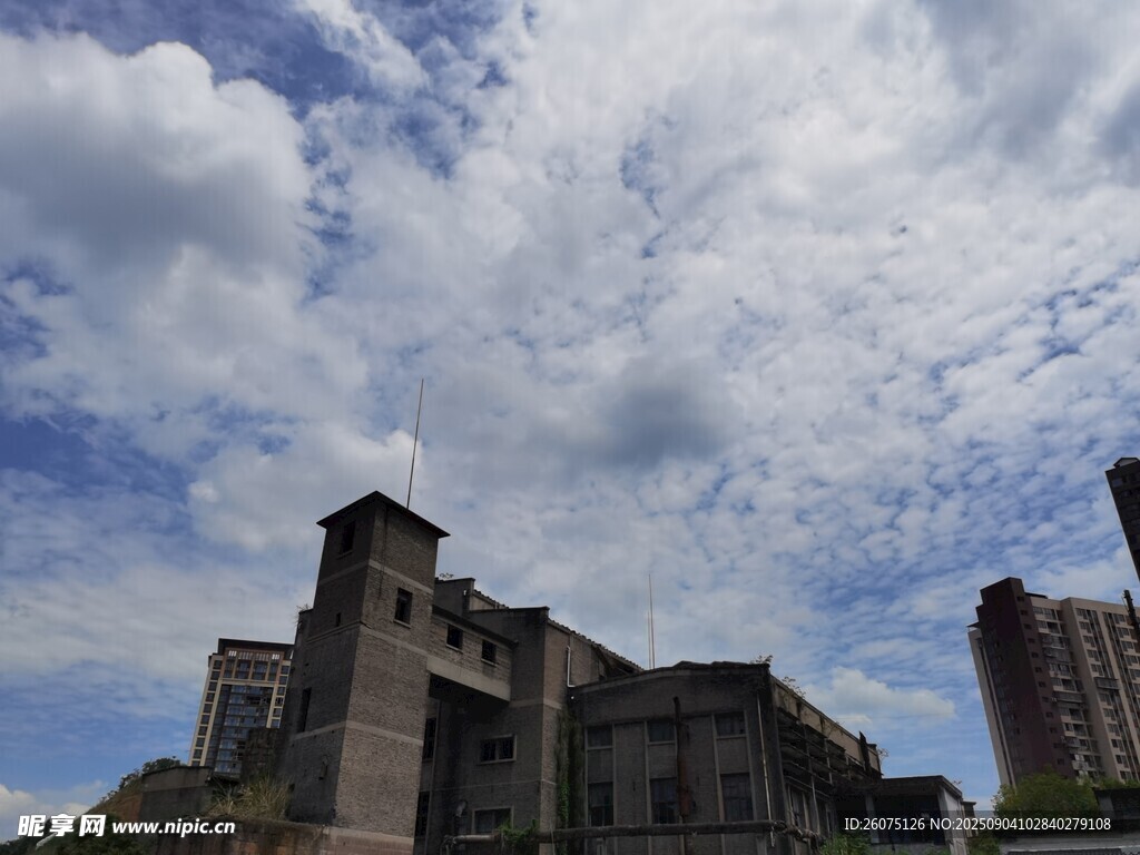 古老建筑與藍天白云相映