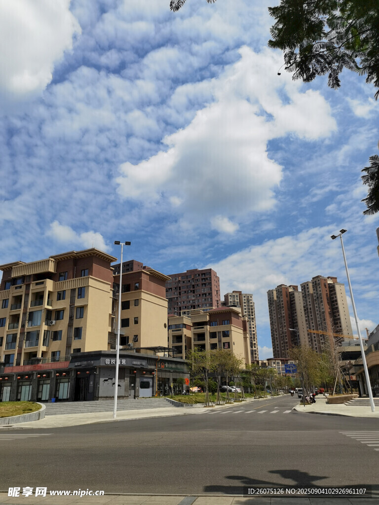 城市建筑群與藍(lán)天白云
