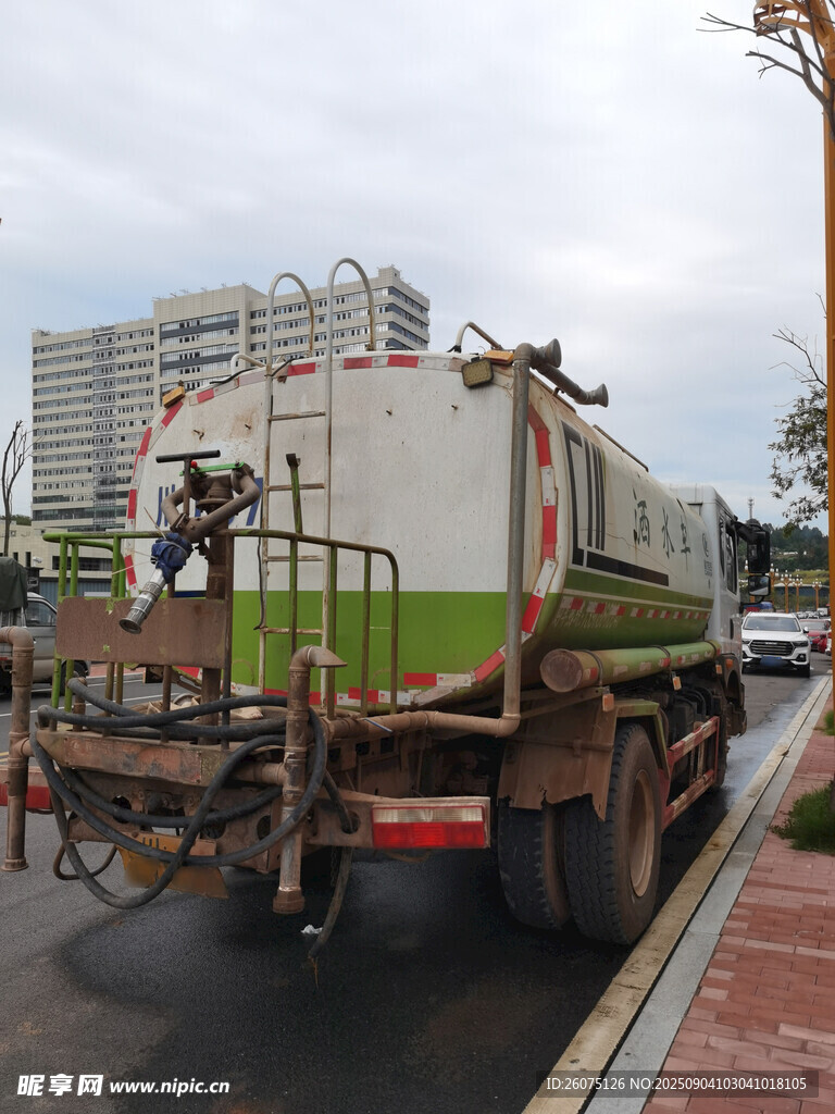 路邊停放的灑水車