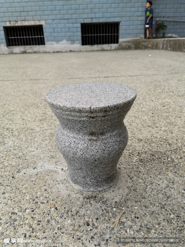 古樸石凳