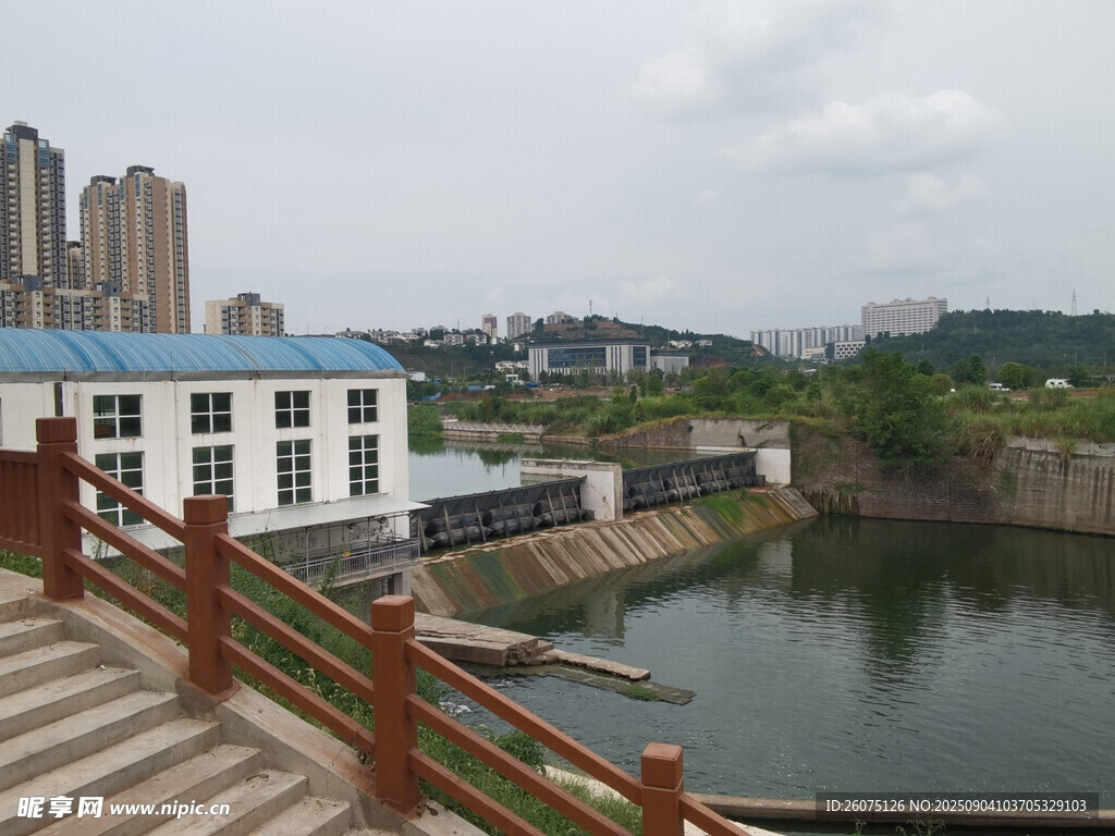 河畔城市堤壩與房屋風(fēng)景