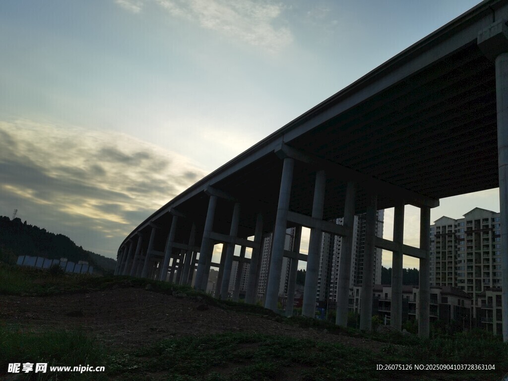 黃昏下的高架橋